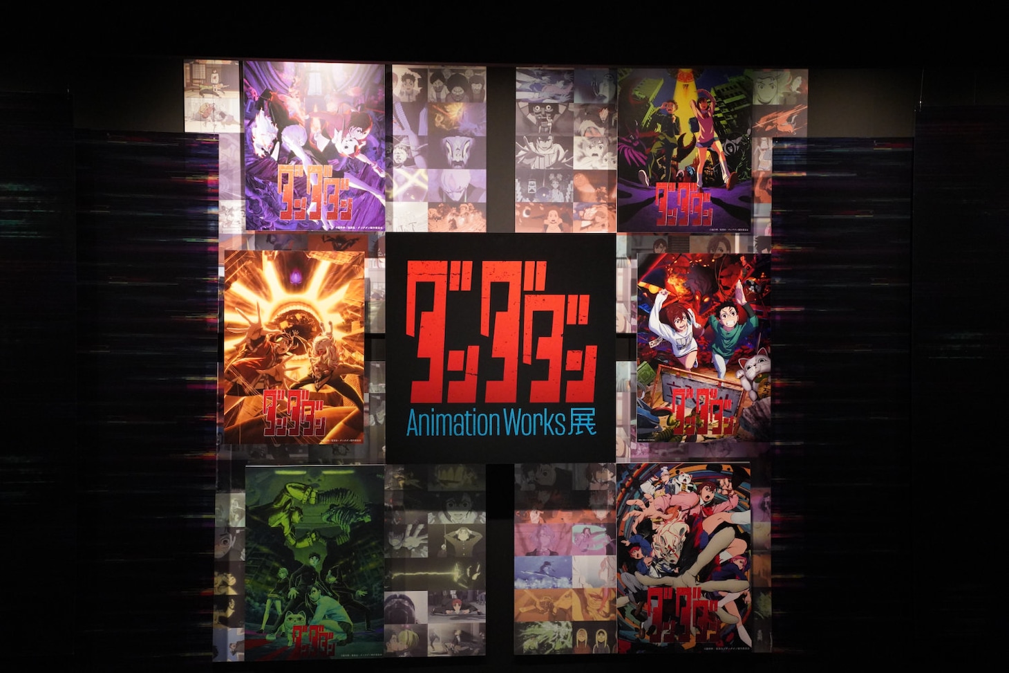 会場入り口付近で来場者を出迎える展覧会のビジュアル