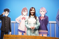 フォトスポットを訪れた若山詩音