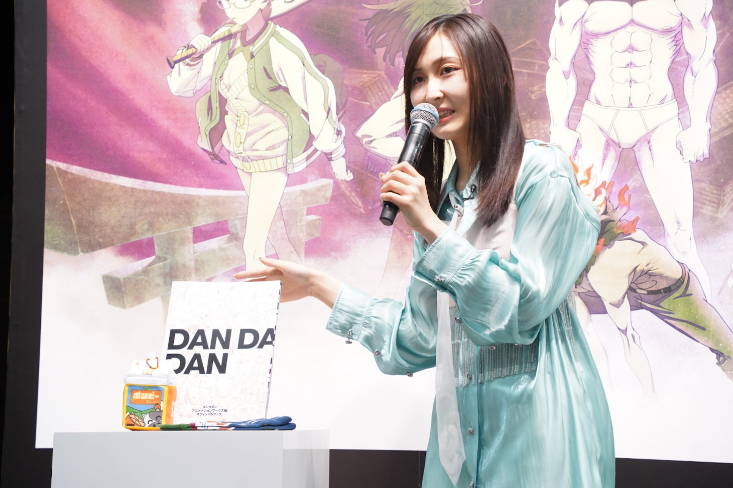 お気に入りのグッズを紹介する若山詩音