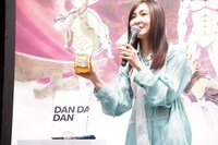 お気に入りのグッズを紹介する若山詩音