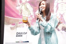 お気に入りのグッズを紹介する若山詩音
