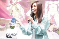 お気に入りのグッズを紹介する若山詩音