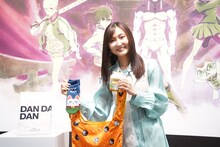 お気に入りのグッズを紹介する若山詩音