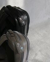 「ブラック・ジャック」×「T・S・O・G」コラボリュック先着200人の購入者にプレゼントされるレザータグの使用イメージ