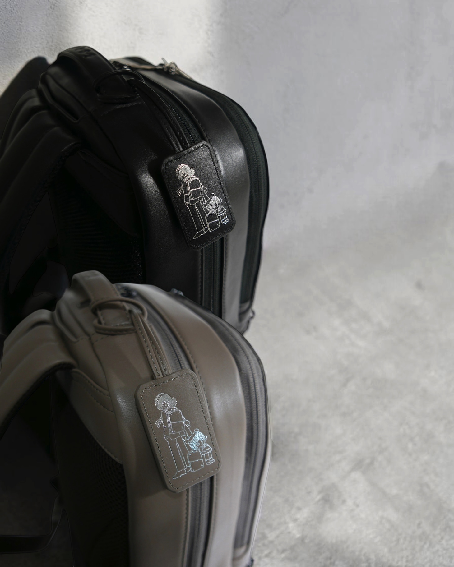 「ブラック・ジャック」×「T・S・O・G」コラボリュック先着200人の購入者にプレゼントされるレザータグの使用イメージ