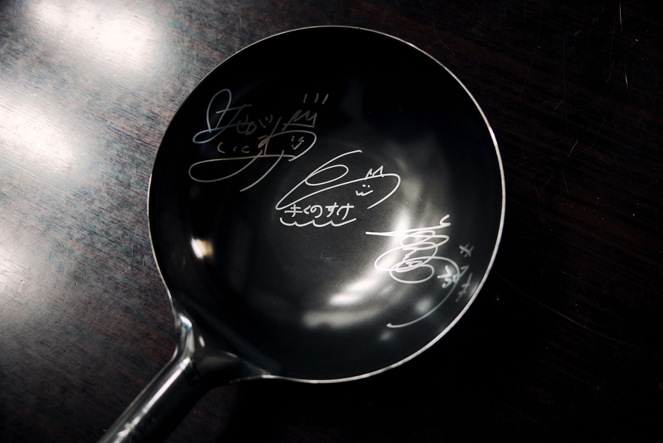 TVアニメ「鉄鍋のジャン！」キャストのサイン入りフライパン
