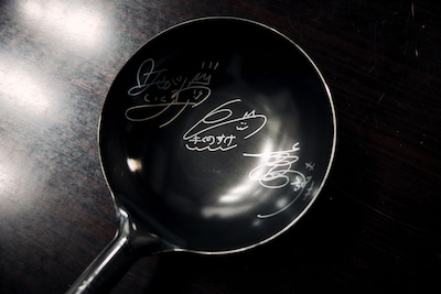 TVアニメ「鉄鍋のジャン！」キャストのサイン入りフライパン