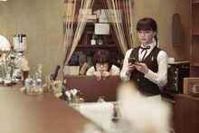 左から杉咲花演じるエマ、多部未華子演じるクロエ