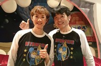 二代目ニャンちゅうのお姉さん、古村比呂（左）と津久井教生（右）（津久井教生『ALSと笑顔で生きる。』（講談社））