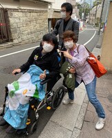 津久井教生（左）と田中真弓（右）（津久井教生『ALSと笑顔で生きる。』（講談社））