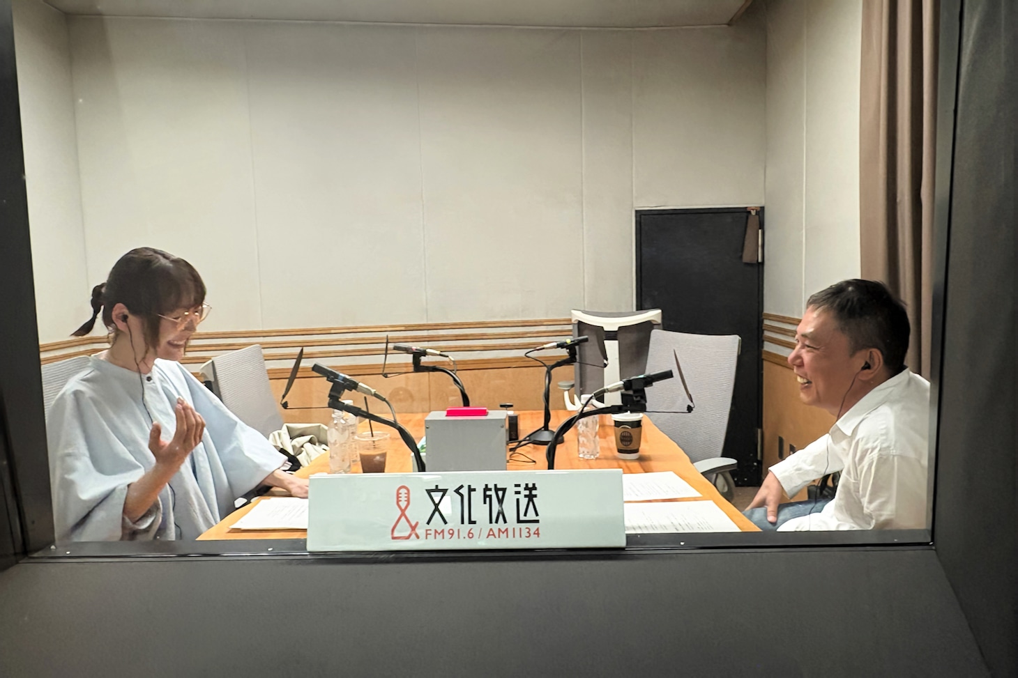 ポッドキャスト番組「太田光と15人のしゃべり手」収録の様子。左から花澤香菜、太田光（爆笑問題）