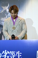 メダルを見る阿部一二三