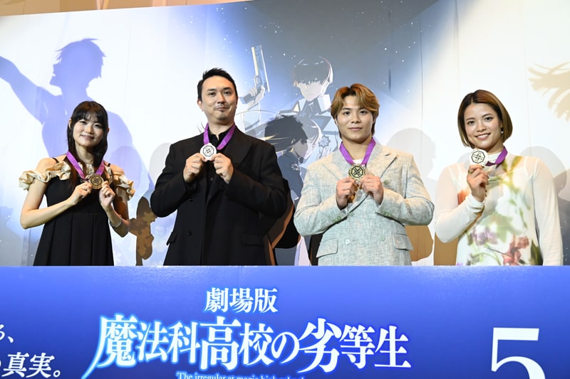 劇場版「魔法科高校の劣等生 四葉継承編」完成披露舞台挨拶の様子。左から早見沙織、ジミー ストーン監督、阿部一二三、阿部詩