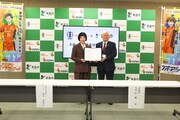 「スポーツ振興及び地域活性化に関する協定」の締結式の様子。