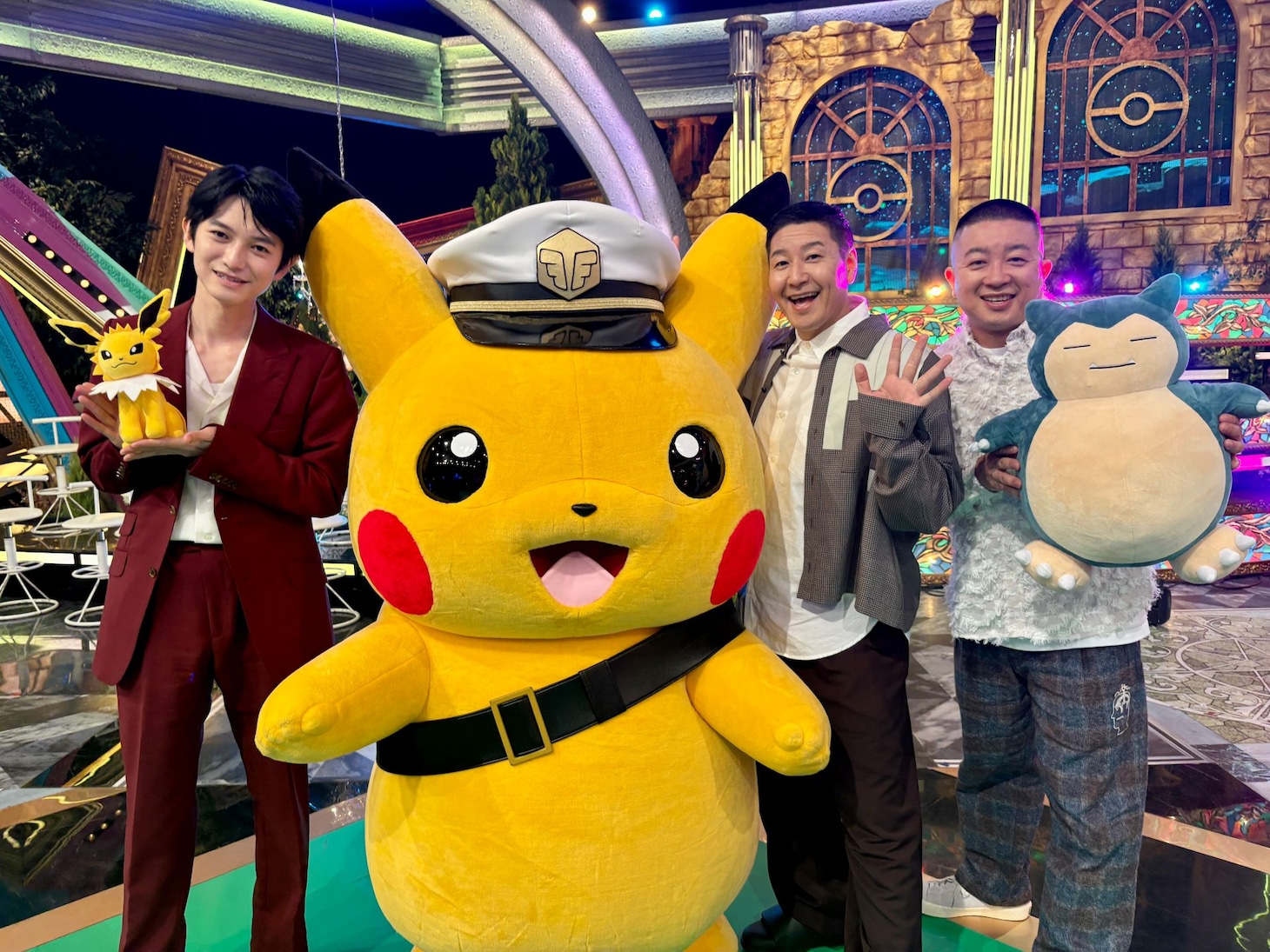 左から本郷奏多、ピカチュウの着ぐるみ、チョコレートプラネットの長田庄平、松尾駿
