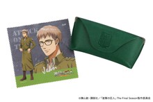 「Zoff｜進撃の巨人」ジャンモデルに付属するメガネ拭きとメガネケース