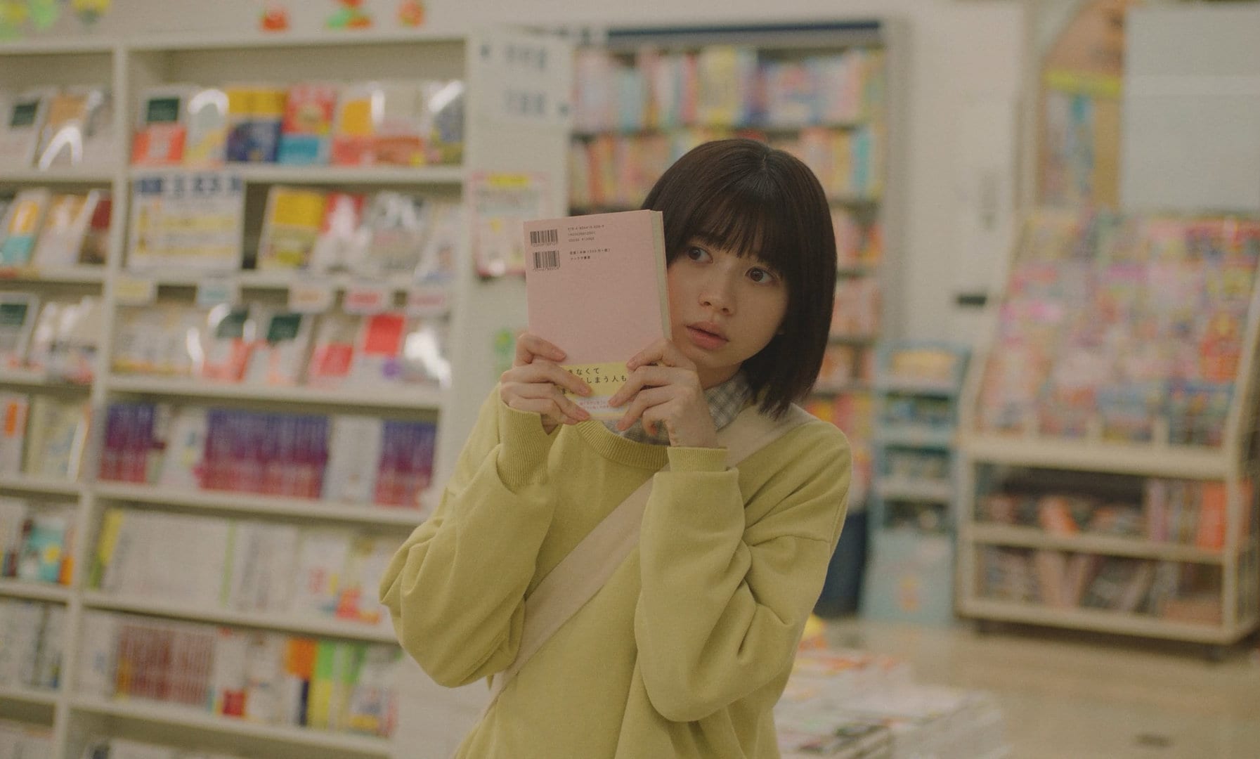 映画「モブ子の恋」信子の“モブ度”を表現した場面写真、輪の外から仲間を見つめる