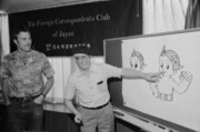 1983年、記者会見に出席した手塚治虫