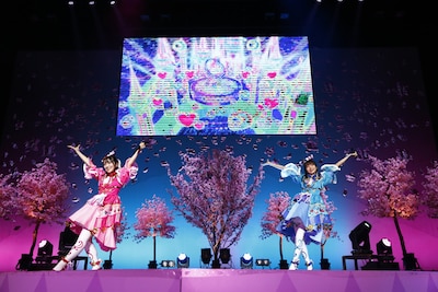 ポッピンドリーミン。左から青空ひまり役の藤寺美徳、星川みつき役の平塚紗依