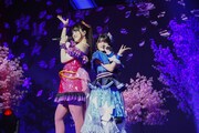 ルビー＝ラズリ。左から一条寺サクラ役の日比優理香、二階堂タマキ役の鈴木杏奈