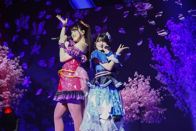 ルビー＝ラズリ。左から一条寺サクラ役の日比優理香、二階堂タマキ役の鈴木杏奈