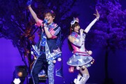 ジャンピンロケット。左から七浦すばる役の小林竜之、七浦おとめ役の大森綺星