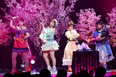 カルテットスター。左から一条寺サクラ役の日比優理香、三ツ葉アイリ役の徳井青空、四之宮リンリン役の和多田美咲、二階堂タマキ役の鈴木杏奈