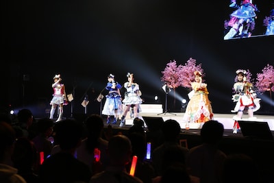 左から七浦おとめ役の大森綺星、二階堂タマキ役の鈴木杏奈、六堂える役の川口莉奈、四之宮リンリン役の和多田美咲、八王子ビビ役の寺澤百花