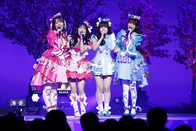左から青空ひまり役の藤寺美徳、好実いのり役の小川華果、夢宮あおい役の叶矢りか、星川みつき役の平塚紗依
