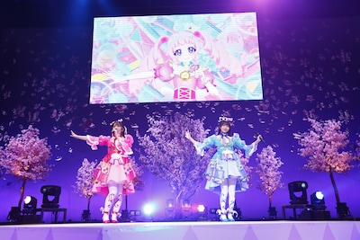 ポッピンドリーミン。左から青空ひまり役の藤寺美徳、星川みつき役の平塚紗依