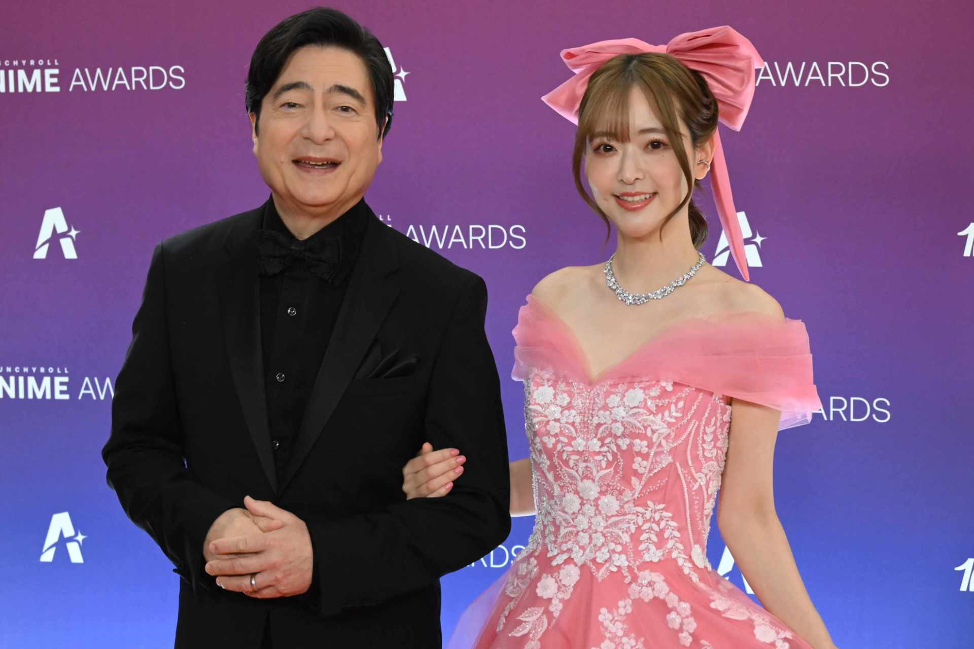 「クランチロール・アニメアワード」高橋洋子がメタリックにドレスアップ、福西勝也は“8”ポーズ