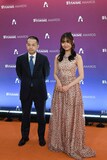 「ダンダダン」より山代風我監督、モモ＜綾瀬桃＞役の若山詩音