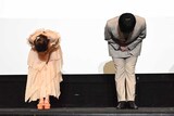 “謝罪”する大空直美と増田俊樹