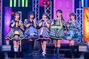 「前橋ウィッチーズ」3rdアルバム引っ提げZeppに帰還、会場が“心のお花”満開のお庭に