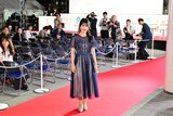 レッドカーペットを歩く村上まなつ