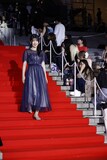 レッドカーペットを歩く村上まなつ