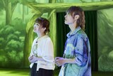 「葬送のフリーレン ストーリー・ウォーク ～追憶の旅～」を体験する種﨑敦美と岡本信彦