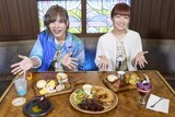 「葬送のフリーレン ～追憶のレストラン～」を体験する種﨑敦美と岡本信彦