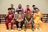 上段左からムーディ勝山、原田泰雅（ビスケットブラザーズ）、関太（タイムマシーン3号）、谷口（フースーヤ）。下段左から川島明（麒麟）、森田まさのり、板垣恵介、山内健司（かまいたち）