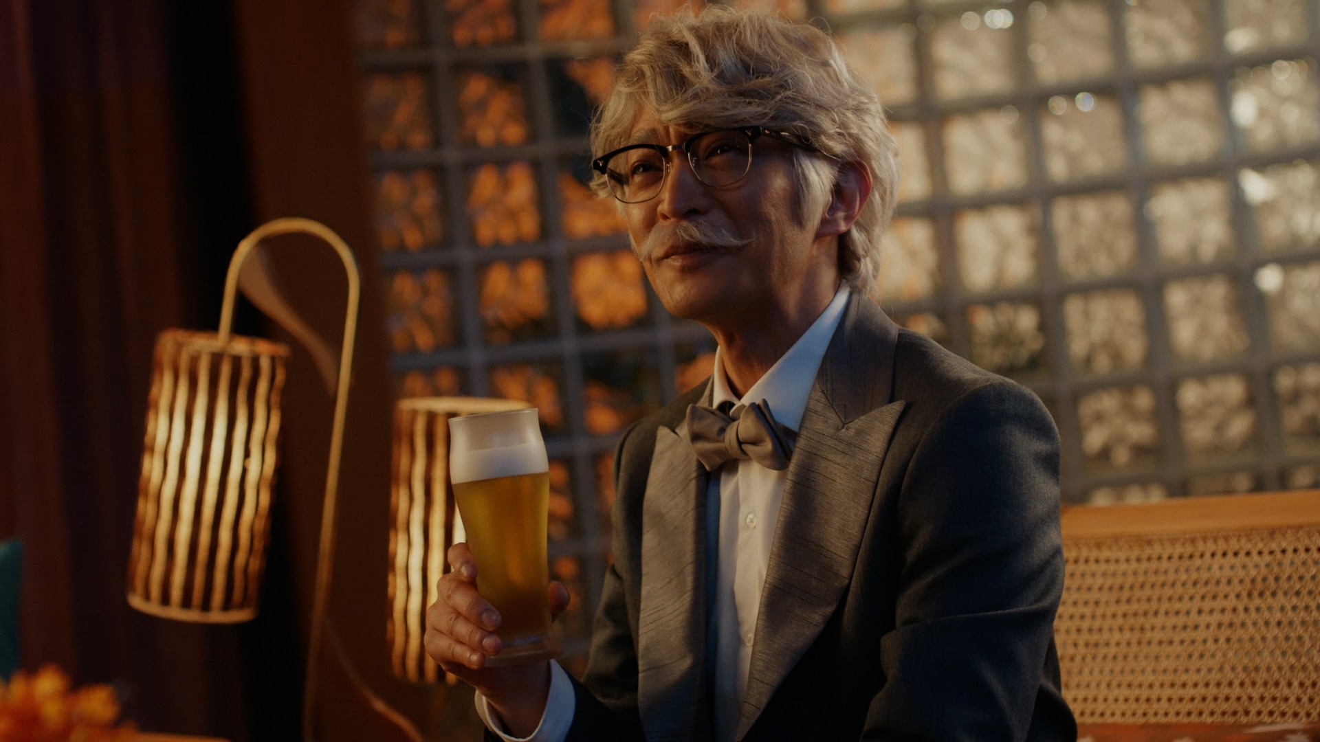 ヒデじい役の津田健次郎が「ぼっちゃま…」と感激、「プレモル子ちゃん」新CM