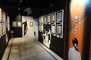 「寄生獣展」原画展示の様子。奥には新一が堤防を飛び越えるシーンを再現した展示も