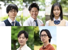 ドラマ「君は夏のなか」のキャスト。上段左から芳村宗治郎扮する関口佳祐、平川聖大扮する平岡大輝、駒井蓮扮する浅田実花、下段左から今井柊斗扮する秋吉夕、大下ヒロト扮する新見聡