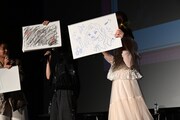 描いたイラストを観客席に見せる津田美波、寺澤百花