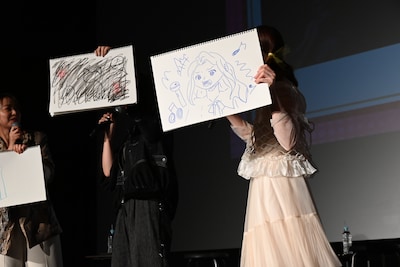 描いたイラストを観客席に見せる津田美波、寺澤百花