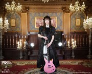 BAND-MAIDのKANAMI。手には「PRS SE “Rock Lady” Limited Edition」