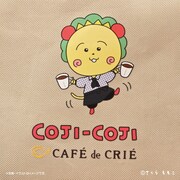 カフェ・ド・クリエの制服を着こなし、ごきげんにブレンドコーヒーを運ぶコジコジ