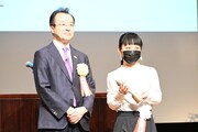第30回手塚治虫文化賞の様子。左から中村史郎氏、サイトウマド