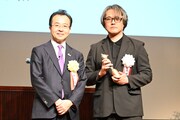 第30回手塚治虫文化賞の様子。左から中村史郎氏、武田一義