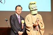 第30回手塚治虫文化賞の様子。左から中村史郎氏、かわじろう