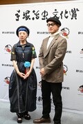 第30回手塚治虫文化賞の様子。左から手塚るみ子、福島善成（ガリットチュウ）扮する“毛塚治虫先生”